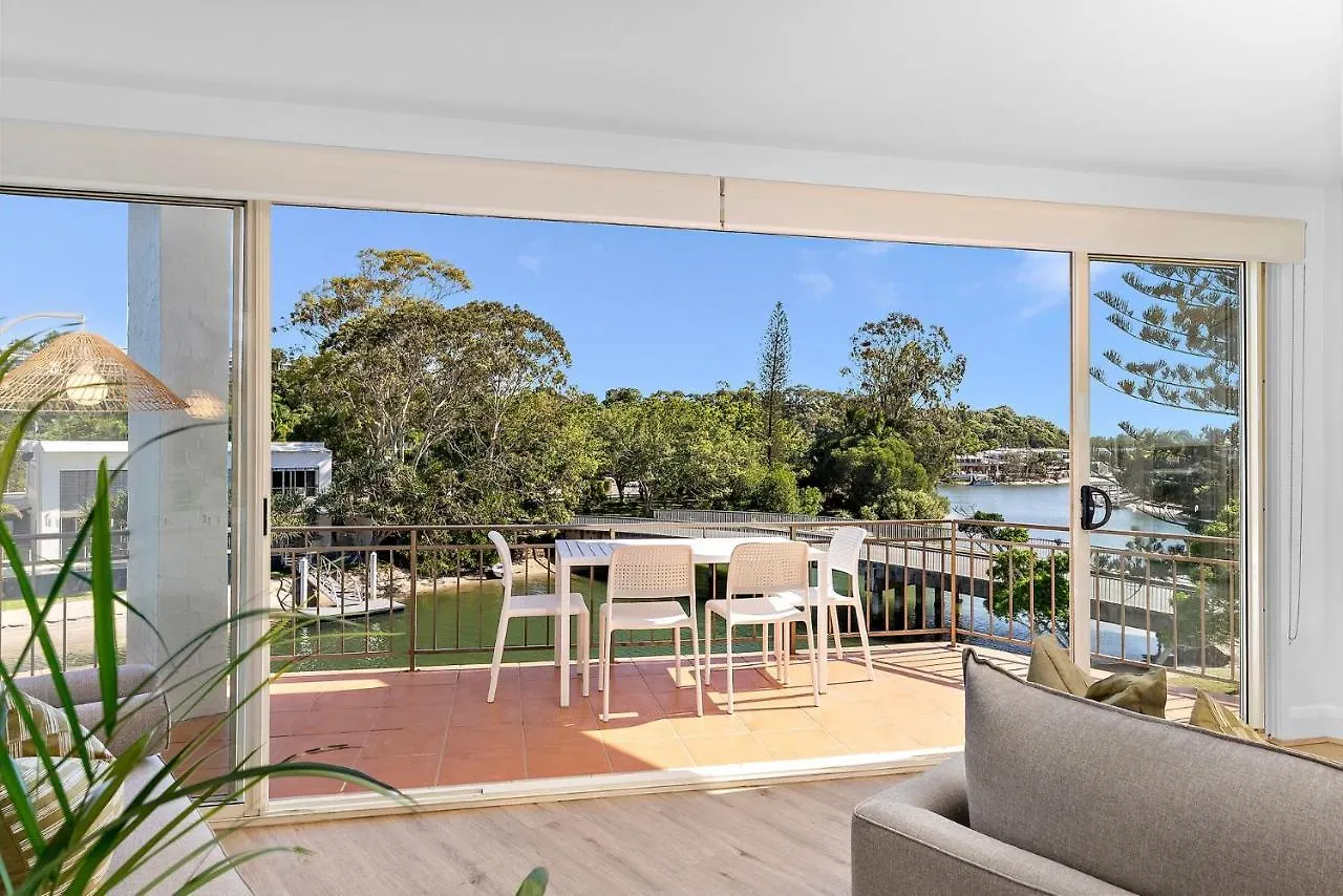 Riverfront 2 Bedroom Penthouse, Steps From Hastings Street - By Stay Noosa 0*, Noosa Heads